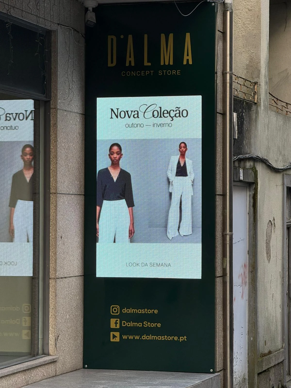D'Alma Concept Store: totem LED digital