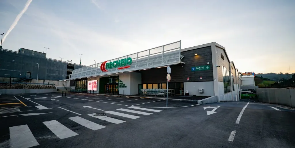 Fachada Recheio Cash & Carry com painel LED exterior