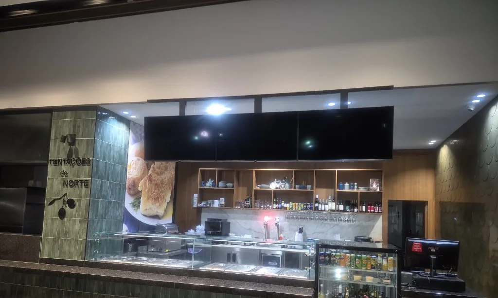 Conversão de menus analógicos para ecrãs digitais numa restauração