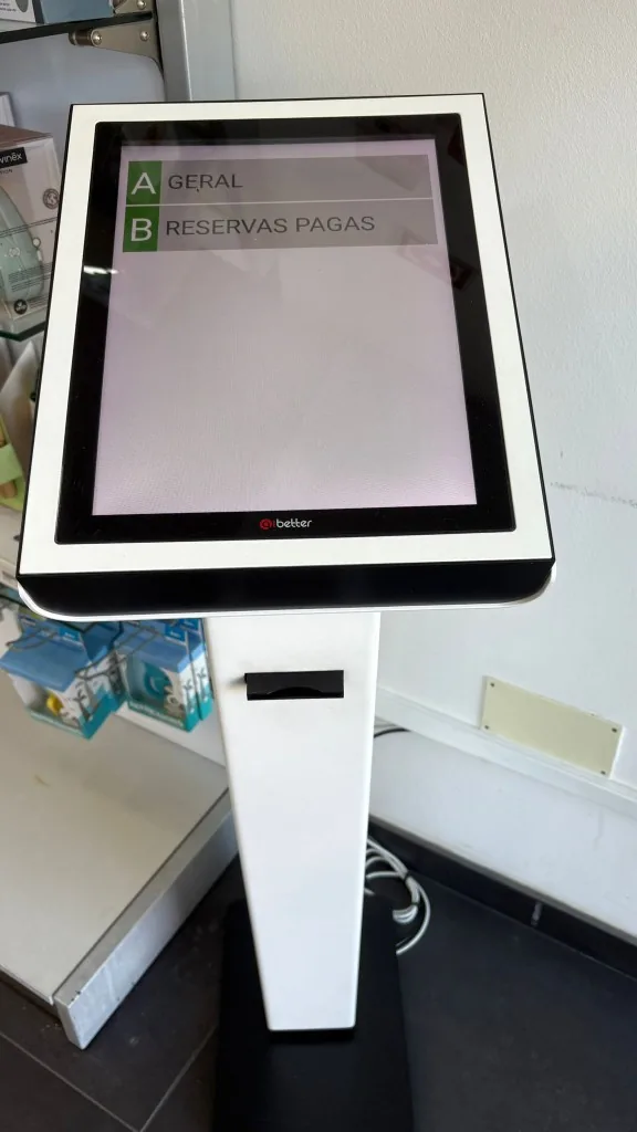 Dispensador de senhas LCD convertido com novo software de filas