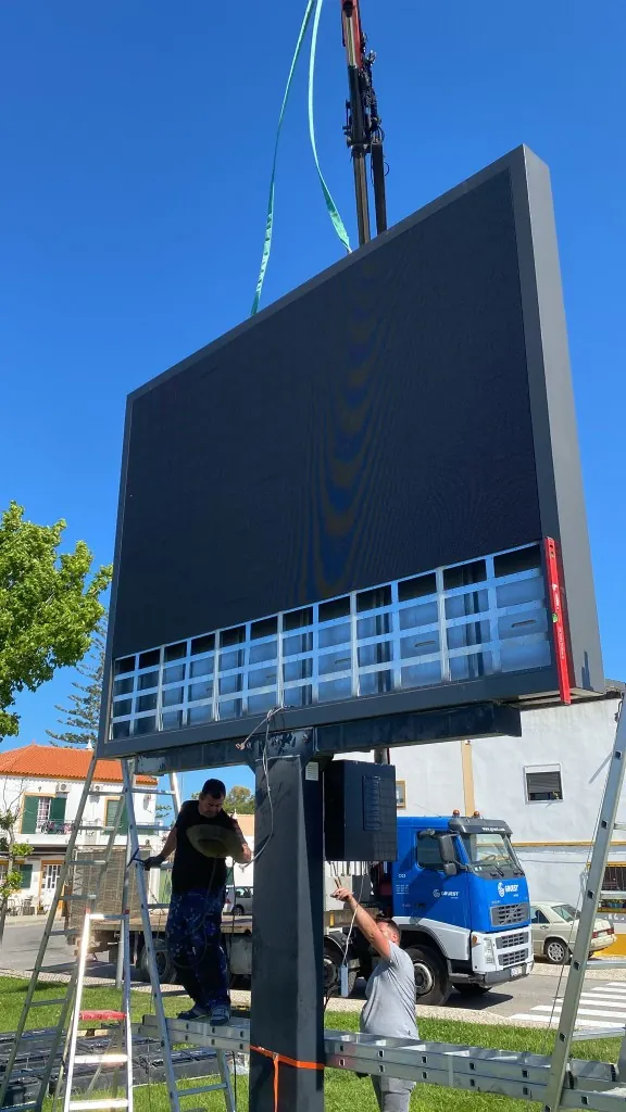 Reparação de painel LED com grua e módulos em falta na base