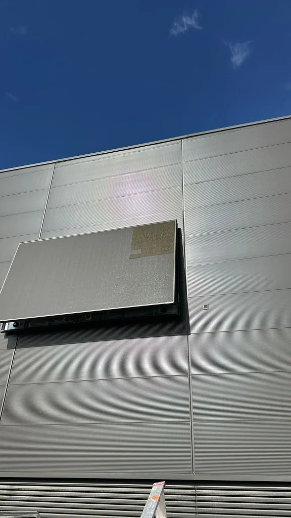 Painel LED exterior com módulo em falta — reparação em fachada