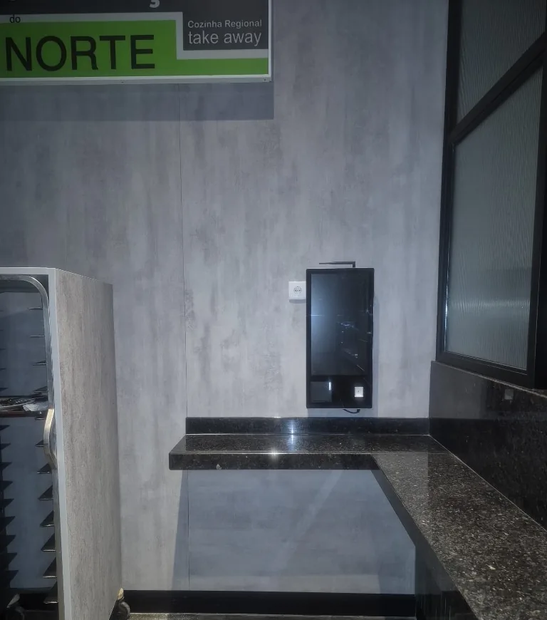 Quiosque LCD de senhas integrado em balcão de take-away