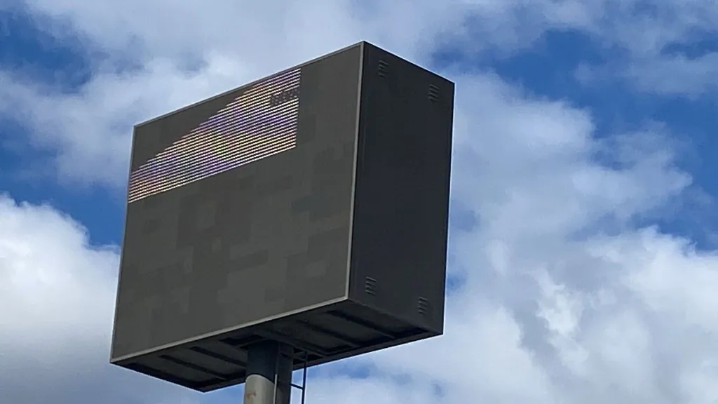 Painel LED outdoor com distorção e zona sem imagem