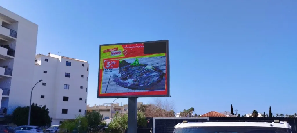 Painel LED outdoor com módulos avariados e linhas sem imagem