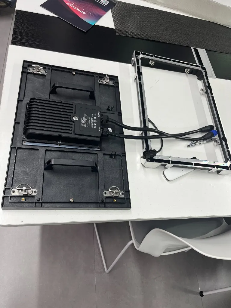 Cabinet LED desmontado em laboratório para remodelação