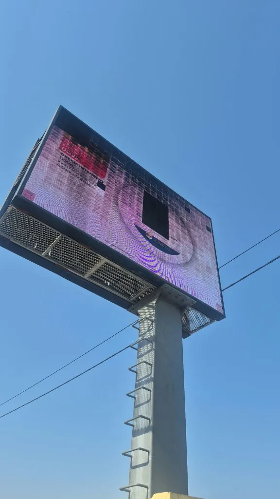 Painel LED outdoor com módulos avariados e distorção de imagem