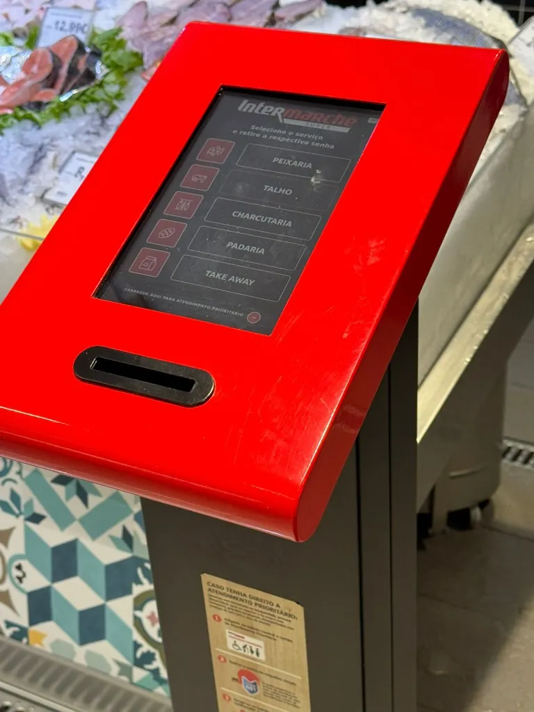 Dispensador de senhas vermelho convertido no talho e peixaria