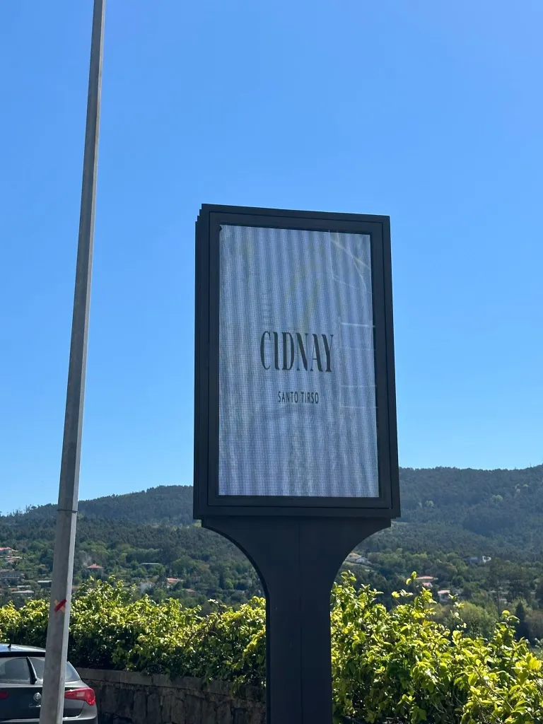 Mupi digital com falha de imagem — linhas e distorção